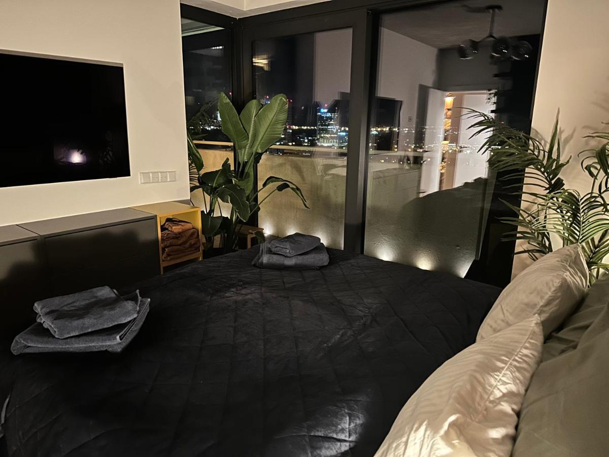 Skyline Elegance With Free Parking Apartment Братислава Екстериор снимка