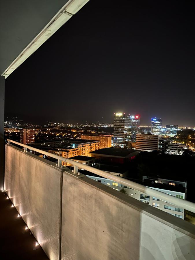 Skyline Elegance With Free Parking Apartment Братислава Екстериор снимка