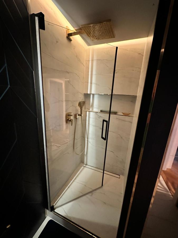 Skyline Elegance With Free Parking Apartment Братислава Екстериор снимка