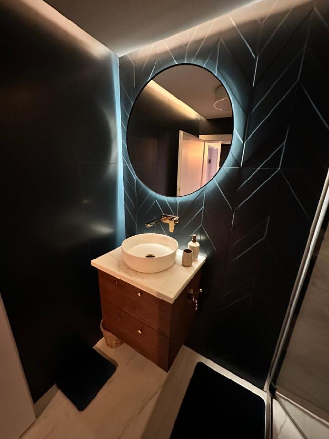 Skyline Elegance With Free Parking Apartment Братислава Екстериор снимка