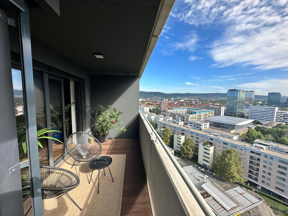 Skyline Elegance With Free Parking Apartment Братислава Екстериор снимка