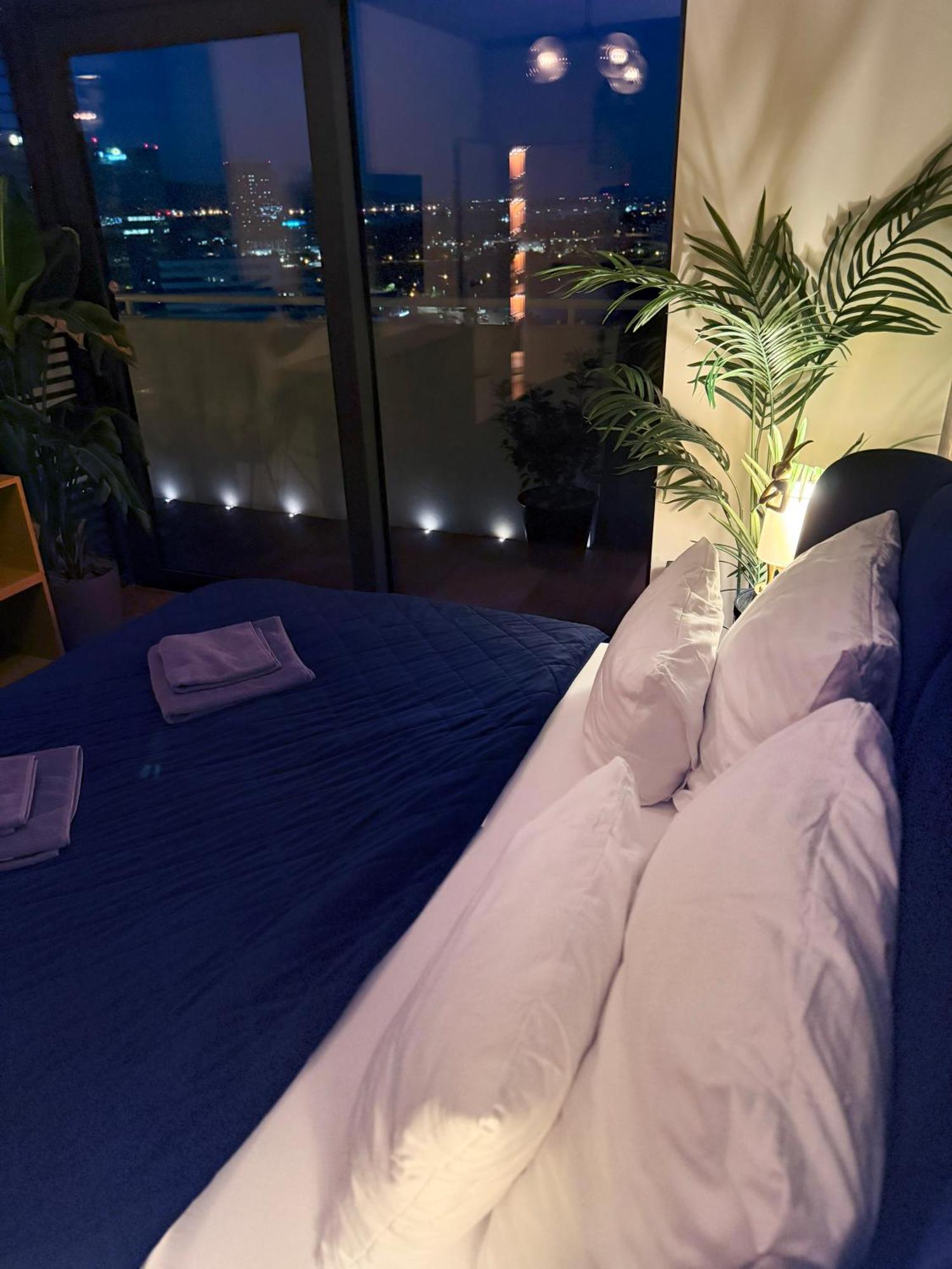 Skyline Elegance With Free Parking Apartment Братислава Екстериор снимка